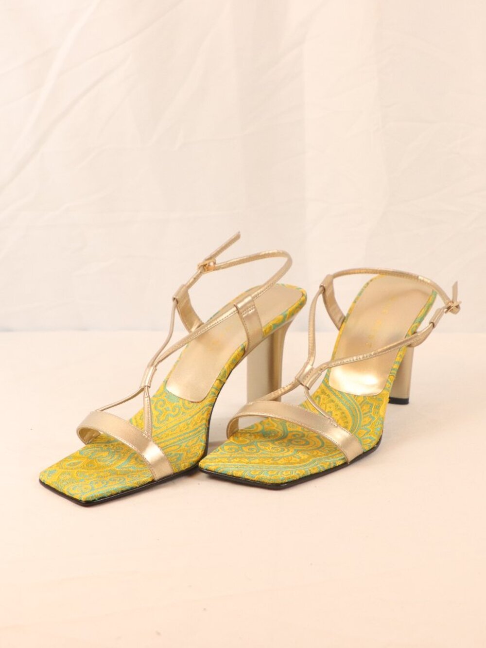 Stylish Nine West Size 8.5 Yellow Gold Heels